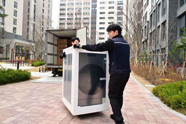 흥행몰이에 성공한 올인원 세탁·건조기 비스포크 AI 콤보가 지난 4일부터 국내 소비자에게 순조롭게 배송되고 있다