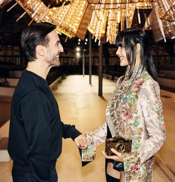 BLACKPINK Lisa và Nicolas Ghesquière Giám đốc sáng tạo dòng thời trang nữ của Louis Vuitton ẢnhSNS của Lisa