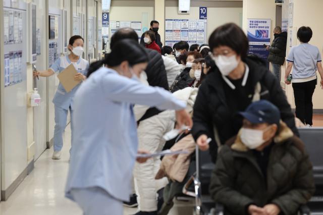 전공의 집단 이탈이 3주째 이어지고 있는 가운데 서울의 한 대학병원에서 간호사들이 분주히 움직이고 있다 사진연합뉴스