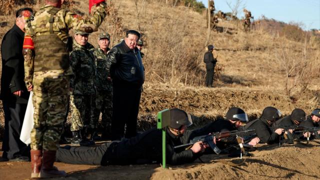 김정은 북한 국무위원장이 지난 6일 인민군 서부지구 중요작전훈련기지를 방문해 훈련시설들을 돌아보고 부대들의 실동훈련을 지도했다고 조선중앙TV가 7일 보도했다 사진연합뉴스