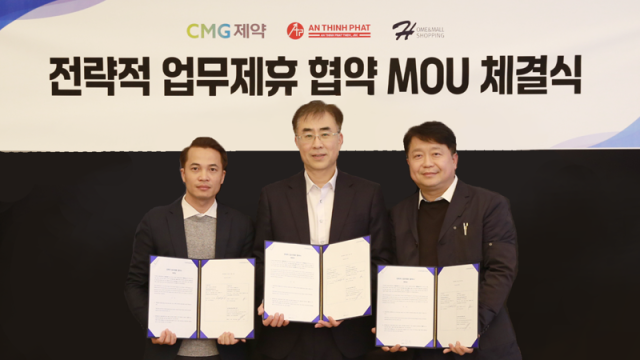 từ trái sang Phạm Ngọc Huân Giám đốc điều hành của An Thịnh Phát Lee Joo-hyung Giám đốc điều hành của CMG Pharmaceuticals và Yoo Chang-han Giám đốc điều hành của Home  Mall Shopping chụp ảnh kỷ niệm sau khi ký kết thỏa thuận kinh doanh ẢnhCMG Pharmaceutical