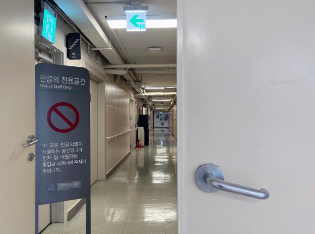 복지부는 6일 기준 주요 100개 수련병원에서 근무지를 이탈한 전공의는 총 1만1219명으로 집계됐다고 밝혔다 전체 수련병원 전공의 1만2225명의 918에 달하는 수치다 정부는 지난 5일부터 근무지를 이탈한 전공의들에게 면허 정지 등 행정처분을 위한 사전통지서를 발송하고 있다 사진은 이날 서울의 한 병원 전공의 전용공간 모습 사진연합뉴스 