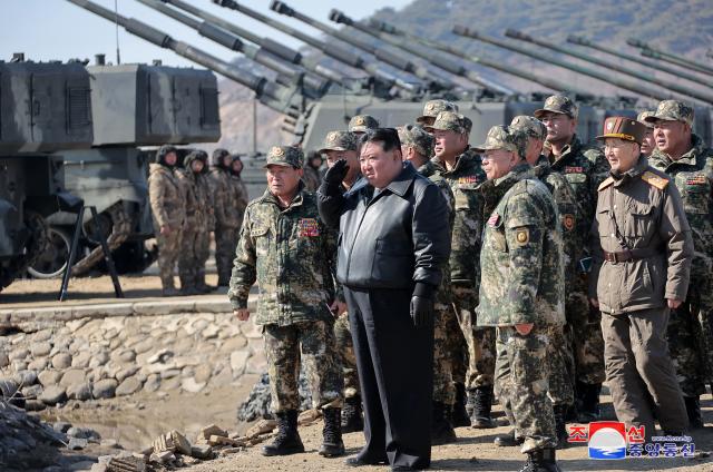김정은 북한 국무위원장이 지난 7일 조선인민군 대연합부대들의 포사격 훈련을 지도했다고 조선중앙통신이 8일 보도했다 사진연합뉴스