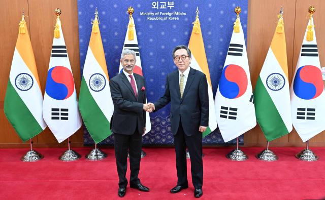 Indias foreign affairs minister visits Seoul for economic cooperation