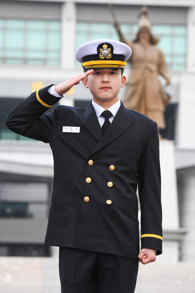 3월 8일 경남 진해 해군사관학교에서 개최된 제78기 해군사관생도 졸업 및 임관식에서 대통령상을 수상한 이영준 소위사진해군