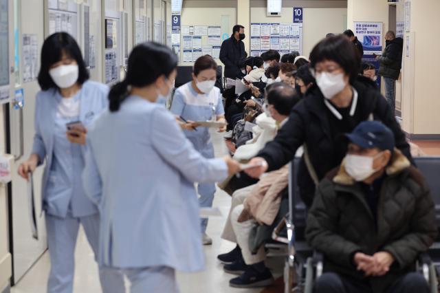 전공의 집단 이탈이 이어지는 가운데 지난달 27일 서울의 한 대학병원에서 간호사들이 분주히 일하는 모습 사진연합뉴스 
