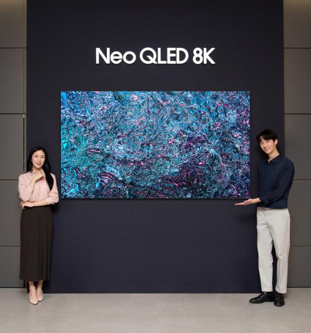 삼성전자가 Neo QLED 8K·Neo QLED·삼성 OLED 등 2024년형 TV 신제품을 공식 출시한다 사진은 모델이 삼성스토어 대치점에서 2024형 Neo QLED 8K 85형 제품을 소개하는 모습사진삼성전자