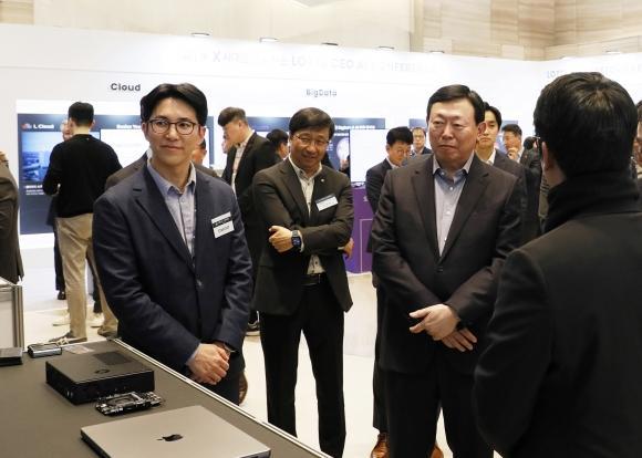 Lotte Chairman Shin Dong-bin second from right at an AI conference in Seoul March 7 Courtesy of Lotte