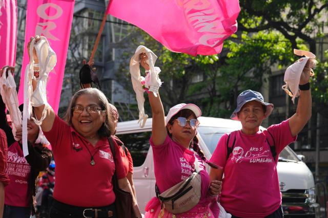 세계 여성의 날을 맞아 8일 필리핀 마닐라에서 성평등을 요구하는 시위가 벌어졌다 사진AP연합뉴스