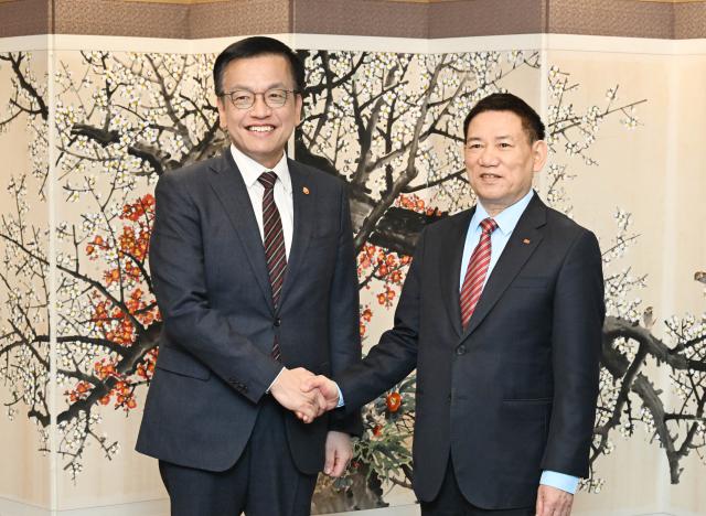 Phó Thủ tướng kiêm Bộ trưởng Bộ Chiến lược và Tài chính Choi Sang-mok đã có buổi hội đàm với Bộ trưởng Tài chính Việt Nam Hồ Đức Phớc tại Khu phức hợp Chính phủ Seoul ở Jongno-gu Seoul vào ngày 832024 ẢnhYonhap News