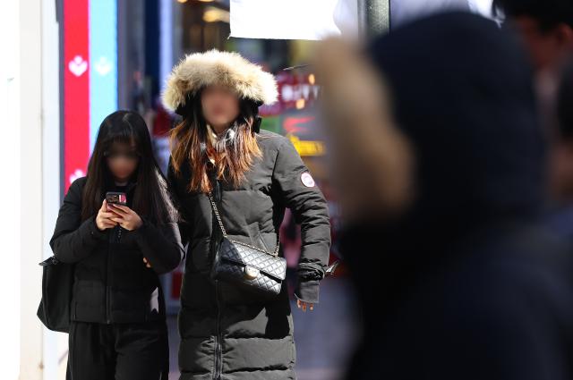 지난 1일 오후 서울 명동에서 두꺼운 옷차림의 시민이 길을 지나고 있다 사진연합뉴스