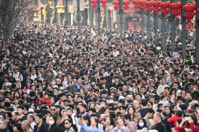 춘제 연휴 기간인 14일 중국 상하이 와이탄에 많은 인파가 몰려 있다 사진연합뉴스