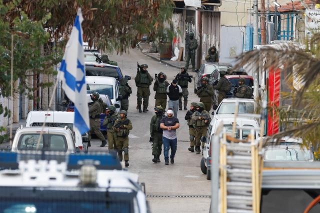 4일현지시간 이스라엘군이 요르단강 서안지구에서 팔레스타인인 2명의 눈을 가리고 손을 묶은 채 끌고 가고 있다 이스라엘은 팔레스타인 하마스와 휴전 협상을 벌이는 가운데서도 가자지구와 서안지구에 대한 공격을 계속하고 있다 사진연합뉴스