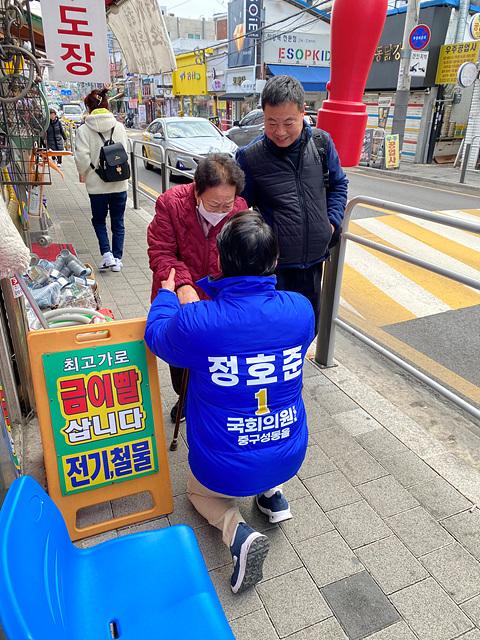 정호준 전 의원이 지난 2월 16일 서울 성동구에 위치한 금남시장에서 인근을 지나는 어르신과 인사를 하고 있다 사진정호준 전 의원 선거사무소