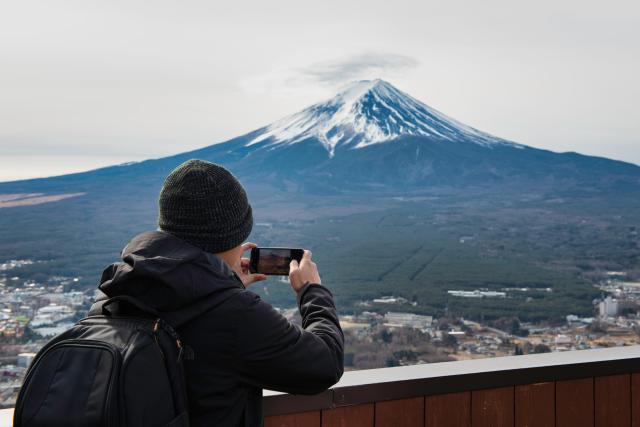 일본 후지산을 찍고 있는 관광객 사진게티이미지뱅크