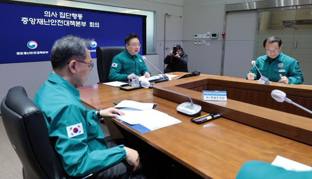 조규홍 중앙재난안전대책본부 1차장보건복지부 장관이 10일 오후 서울 종로구 정부서울청사에서 열린 의사 집단행동 중앙재난안전대책본부 회의에서 발언하고 있다 사진연합뉴스