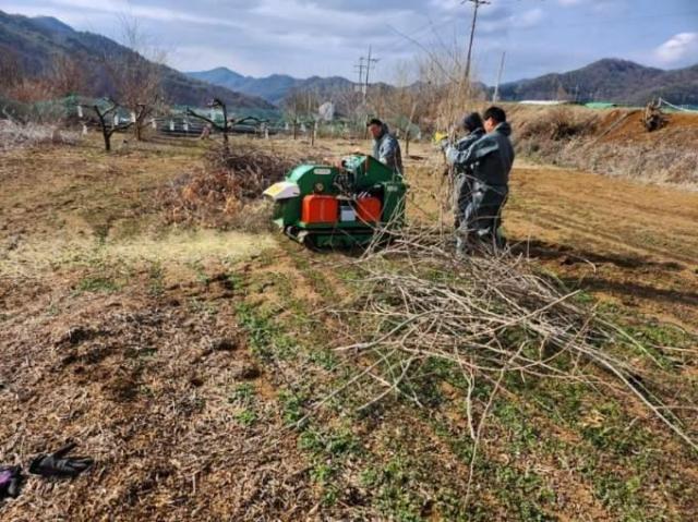 합천읍 봄철 산불 방지 위한 영농부산물 파쇄 모습사진합천군