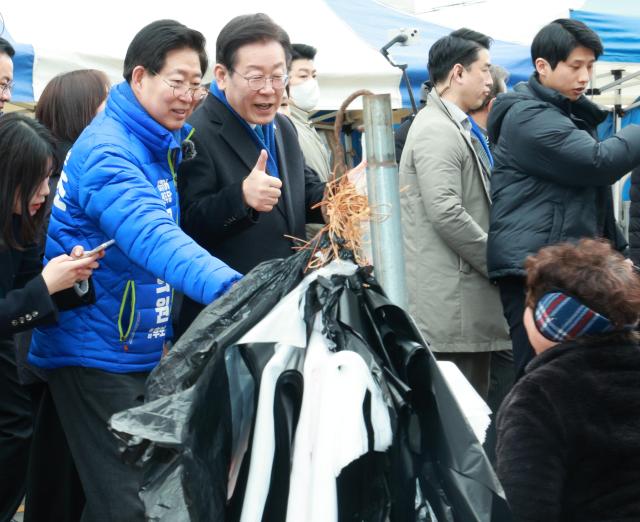 이재명 더불어민주당 대표가 4·10 총선을 한 달 앞둔 11일 오후 충남 홍성군 홍성시장을 방문해 상인과 인사하고 있다 사진연합뉴스