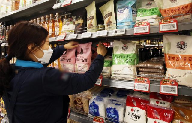 서울 한 대형마트에서 직원이 설탕을 진열하고 있다 사진유대길 기자 dbeorlf123ajunewscom