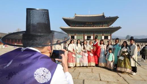 Chính phủ Hàn Quốc tiến hành nhiều chính sách du lịch khác nhau nhắm đến du khách quốc tế trẻ tuổi