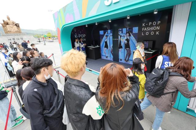 Chiều 3042023 khách tham quan và du khách nước ngoài đã xếp hàng trước các gian hàng liên quan đến K-pop tại Seoul Festa 2023 Seoul Culure Square ở Quảng trường Gwanghwamun Seoul ẢnhYonhap News