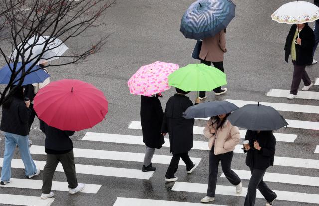 지난달 21일 광주 북구에서 시민들이 우산을 쓰고 걷고 있다 사진연합뉴스