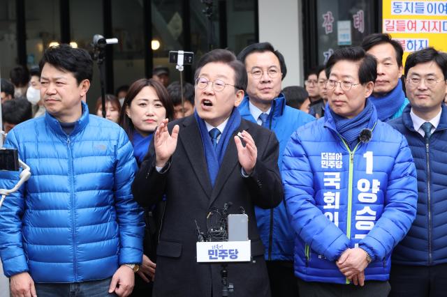 이재명 더불어민주당 대표가 11일 충남 홍성군 홍성시장을 방문해 시민들에게 지지를 호소하고 있다 사진공동취재단