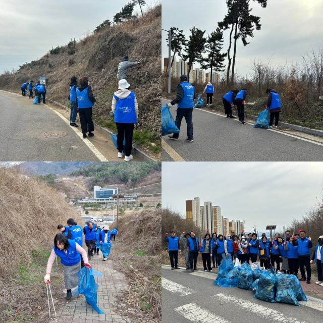 여수시 시전동 르네상스 실천본부가 지난 7일 이순신도서관 인근 도로에서 청결활동을 펼치고 있다 사진여수시