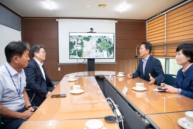 김장호 구미시장이 덕우전자주를 방문해 경영진으로부터 애로사항을 청취하고 있다사진구미시