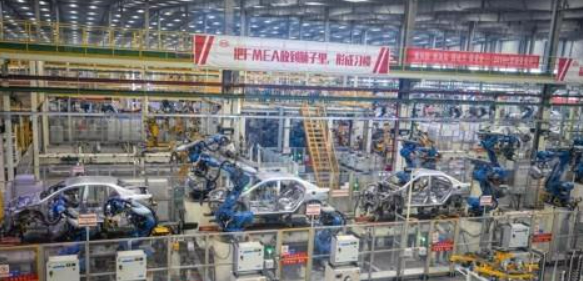 중국의 BYD 공장에서 로봇들이 작업하는 모습 사진연합뉴스