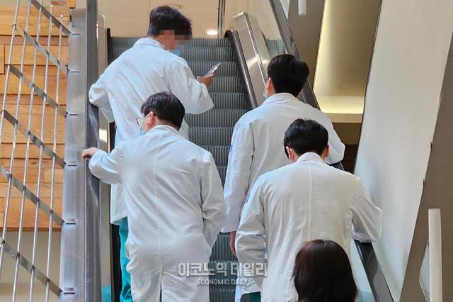 서울의 한 대학병원에서 의료진이 이동하고 있다 사진이코노믹데일리 DB