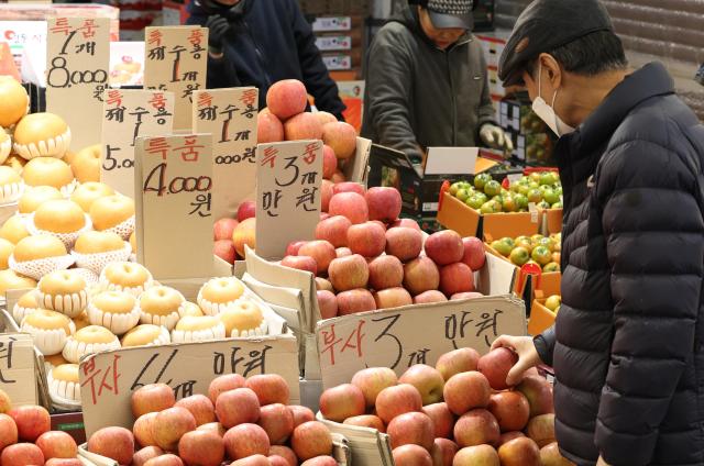 "穷人"不配吃水果？ 韩国水果价格涨幅创三十余年来新高