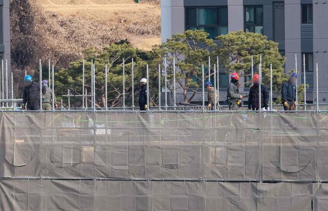 경기도 고양시 한 공사현장에서 작업자들이 작업을 하고 있다 사진연합뉴스