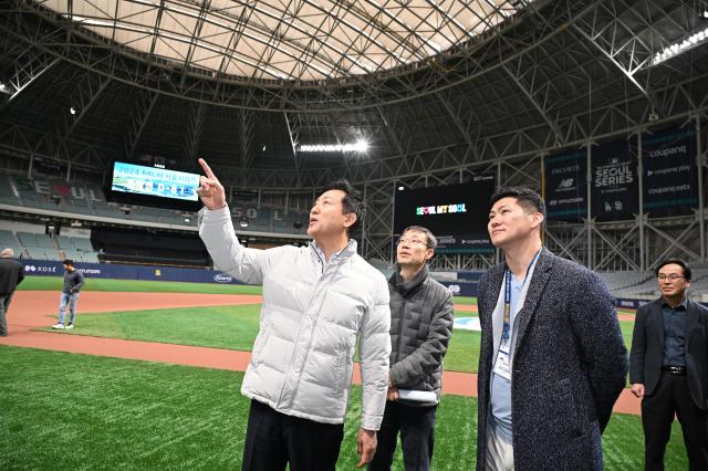 오세훈 서울시장이 오는 2021일 국내 최초로 열리는 2024 메이저리그MLB 월드투어 서울 시리즈를 앞두고 12일 서울시 구로구 고척스카이돔을 찾아 경기장 시설을 점검하고 있다 사진서울시
