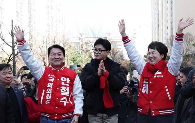 한동훈 국민의힘 비상대책위원장가운데과 안철수왼쪽 김은혜 국회의원 후보가 지난 8일 오전 재건축 추진 아파트 단지인 경기도 성남시 분당구 양지금호1단지아파트를 방문해 시민들과 인사하고 있다 사진연합뉴스