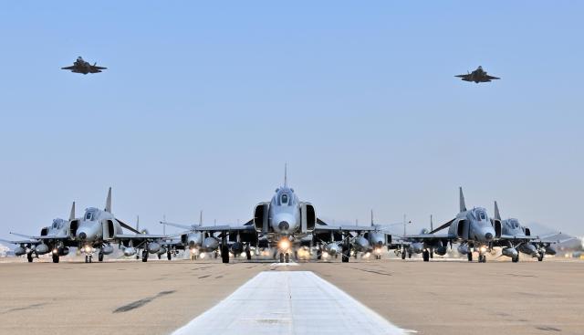 8일 공군 수원기지에서 F-4E 팬텀이 엘리펀트 워크(Elephant Walk)' 훈련을 진행하는 모습. 사진에서 보이는 지상 F-4E 3대와 공중 F-35A 2대 등 총 30여대가 참여했다.[사진=공군]