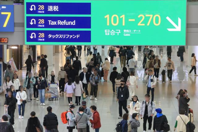 지난달 29일 인천국제공항 제1여객터미널 면세점 구역이 여행객으로 붐비고 있다 사진연합뉴스