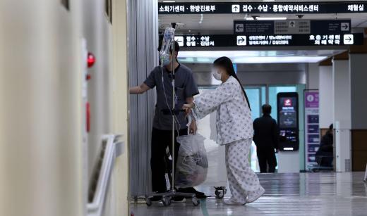 首尔大学医学院教授集体辞职 韩政府呼吁守护患者生命