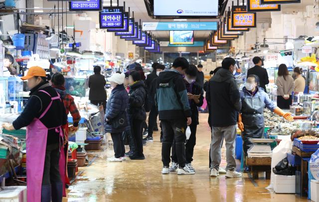 설날을 열흘 남짓 앞둔 지난 1월 31일 오전 시민들이 서울 동작구 노량진수산시장에서 수산물을 둘러보고 있다 사진연합뉴스