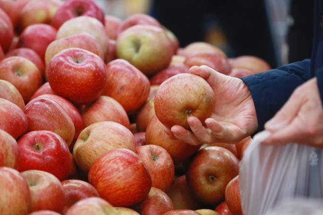 S. Korea sees record 40% surge in fruit prices 