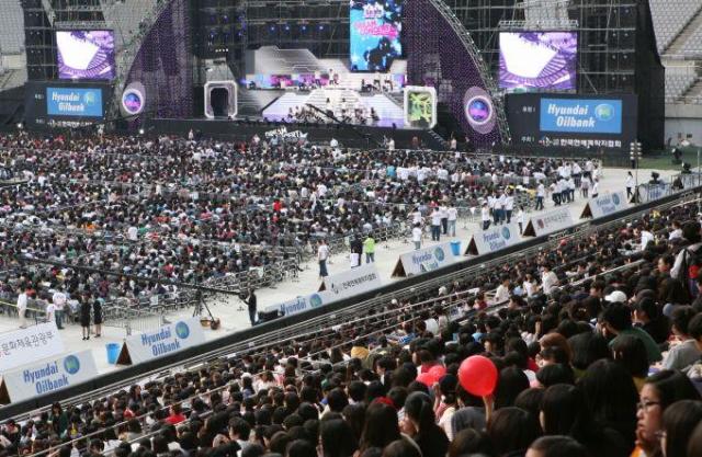 S. Koreas iconic football stadium becomes main stage for K-pop concerts
