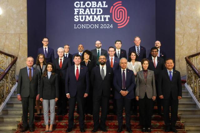이상민 행정안전부 장관이 11일 오전현지시간 영국 런던에서 열린 글로벌 사기범죄방지 정상회의Global Fraud Summit에 참석해 영국 등 11개국 대표들과 기념 촬영을 하고 있다