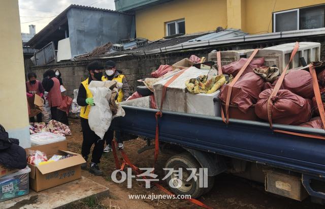 대구시 군위군은 지난 12일 사례관리 대상 가구에 대한 민관협력 주거환경개선사업을 실시했다 사진대구군위군