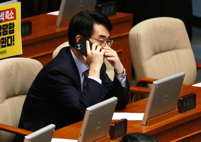 박용진 더불어민주당 의원이 지난 2월 29일 국회에서 열린 본회의에서 통화하고 있다 사진연합뉴스