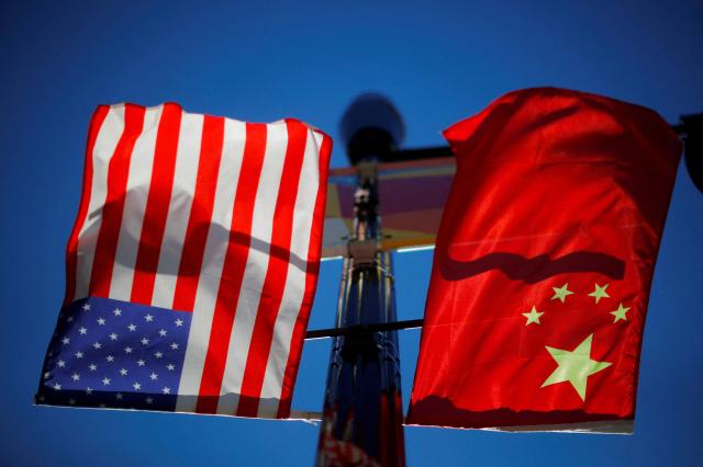  미국 매사추세츠주 보스턴 차이나타운 인근 가로등에서 미국과 중국의 국기가 펄럭이고 있다 로이터