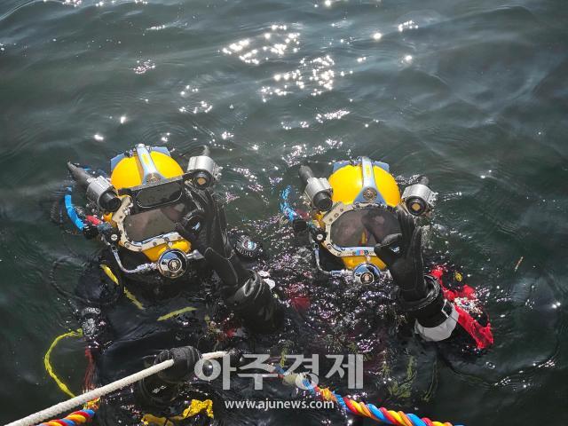  3월 13일 동해 신항 방파제에서 해군 1함대 6구조작전중대 심해잠수사SSU•Sea Salvagerescue Unit들과 동해해양특수구조대원들이 합동 구조능력 배양을 위한 합동해상구조훈련에 앞서 표면공급잠수체계 장비를 착용하고 있다사진해군 1함대