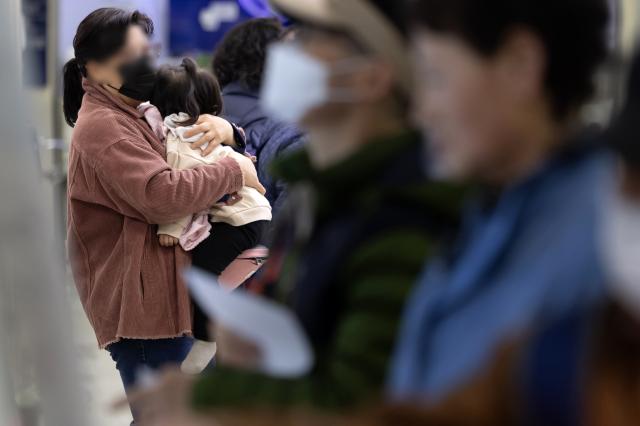 전공의 파업이 장기화하는 가운데 13일 서울 시내의 한 병원이 환자와 보호자들로 북적이고 있다 사진연합뉴스