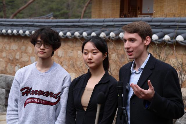 진관사에 방문한 HRO 학생들 왼쪽부터 케빈 조 세린 박 조슈아 할버스타트 사진한국관광공사