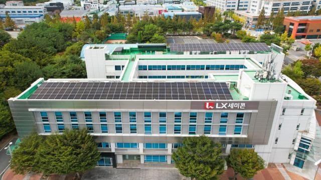 LX세미콘이 탄소중립 목표를 달성하기 위해 한국형 RE100K-RE100에 가입했다 

K-RE100 이행 방안으로 LX세미콘 대전캠퍼스에 100kW급 태양광 발전 시설을 설치했다 