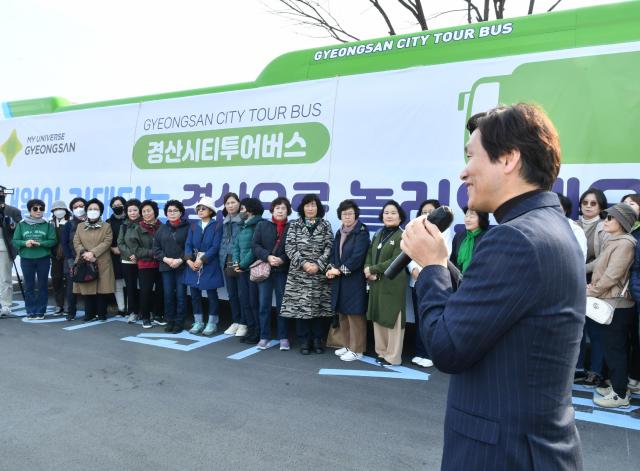 ‘시티투어 운행 기념식’에서 조현일 경산시장이 축사를 하고 있다사진경산시